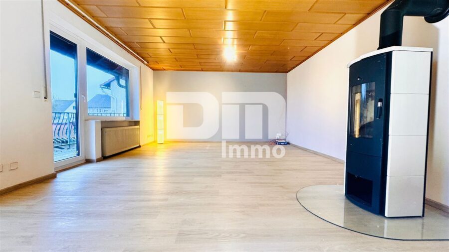 Gepflegtes Ein- bis Zweifamilienhaus + Garage, Terrasse und Balkon auf großem Grundstück - OG Wohn / Esszimmer / Zugang Kamin / Balkon